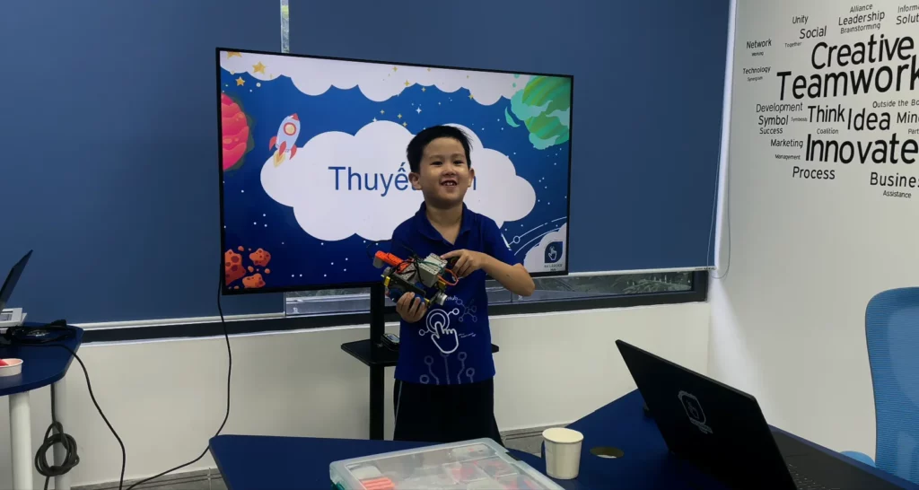 Buổi thuyết trình của các bạn học viên tại Kid leader hub