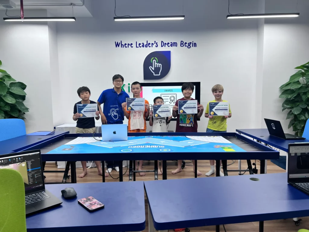 Các em nhận chứng nhận hoàn thành khóa học