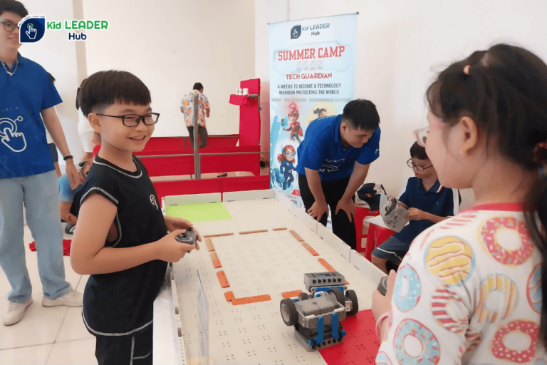 Bé điều khiển Robot VEX IQ trong phần thi đấu