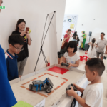 Hướng dẫn viên thân thiện của Kid Leader Hub đồng hành cùng bé trong từng thao tác thi đấu.