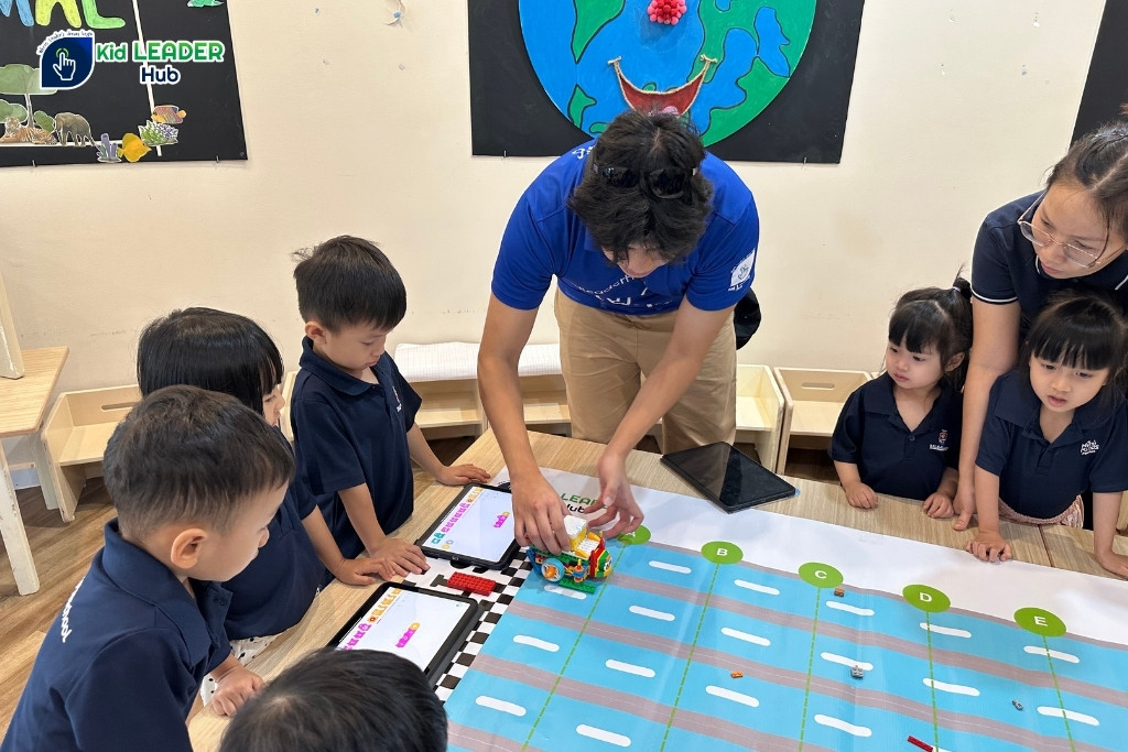 Các bé trải nghiệm công nghệ qua bộ môn LEGO Frist của nhà Kid Leader Hub